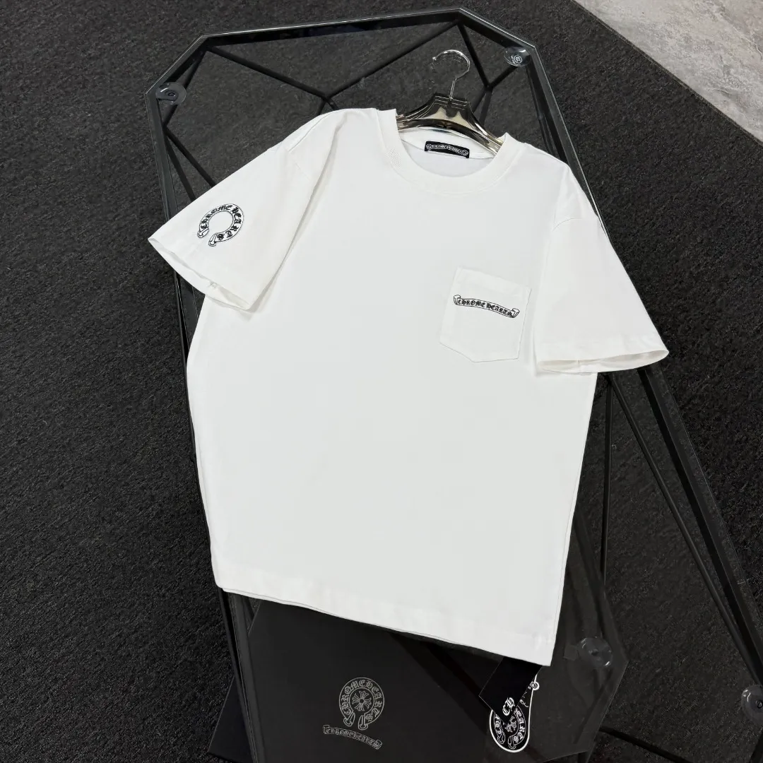 P180 Chrome Hearts 25 high-end versions. The fabric is made of 300 grams of high-density cotton. It does not deform or shrink. It has three labels. It is the same style for men and women. Technology: suede foaming + digital silver printing. Color: white, black. SIZE: S-XL.